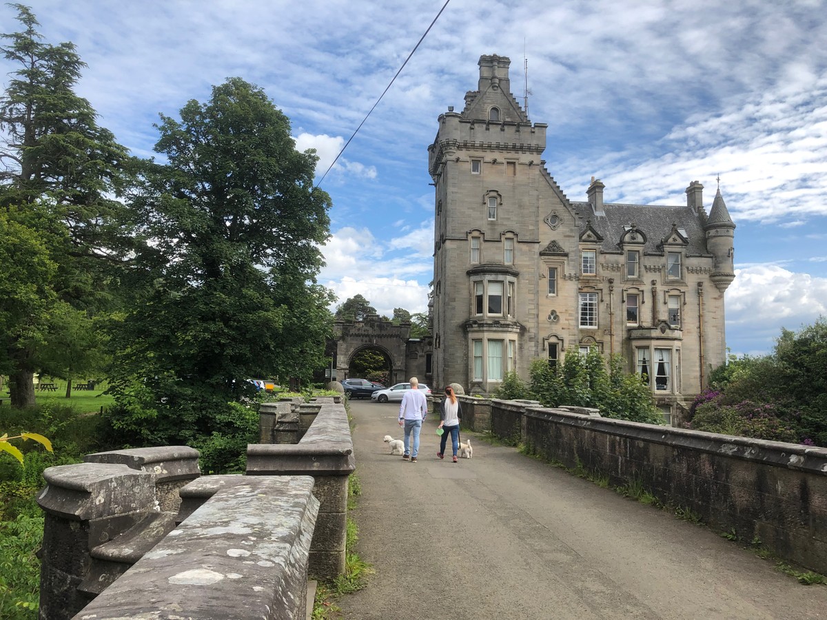 Overtoun - cây cầu "tử thần" của loài chó nằm gần Dumbarton, Scotland là một trong những  bí ẩn lớn nhất thế giới mà đến nay giới khoa học vẫn cố gắng đi tìm lời giải.