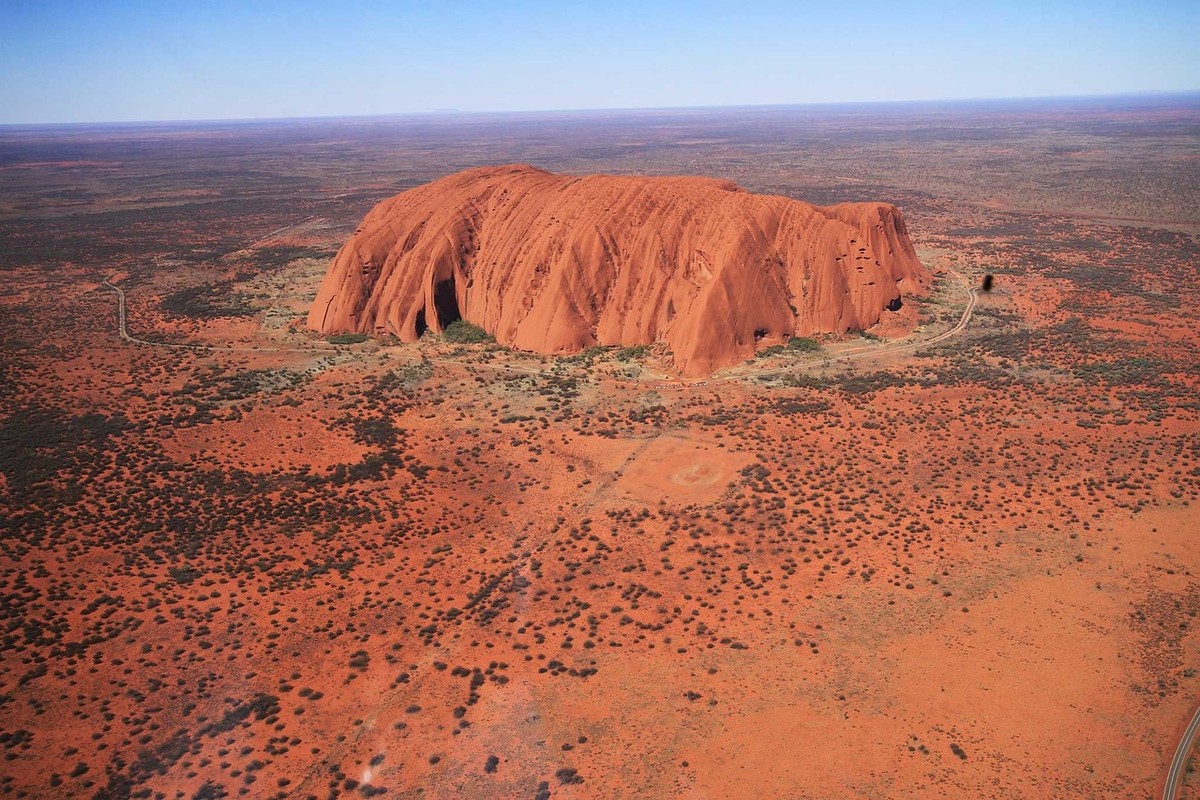 Ngọn  núi thiêng Uluru là một địa điểm du lịch nổi tiếng Australia. Đây là ngọn núi đá nguyên khối khổng lồ thuộc dãy Ayes, cách thành phố Ailissibulins 350 km về phía đông. Giống như nhiều điểm đến, một số người muốn có những món quà lưu niệm về nơi đã đến. Do đó, họ lén lấy một số viên sỏi, đá từ núi Uluru để mang về nhà.