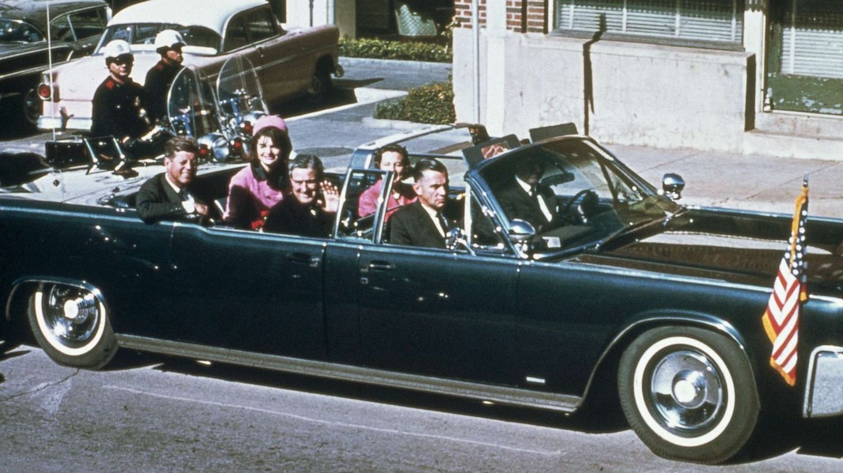 Vào ngày 22/11/1963,  Tổng thống Kennedy cùng Đệ nhất Phu nhân Jacqueline tới Texas để vận động cho chiến dịch tranh cử nhiệm kỳ tổng thống tiếp theo.