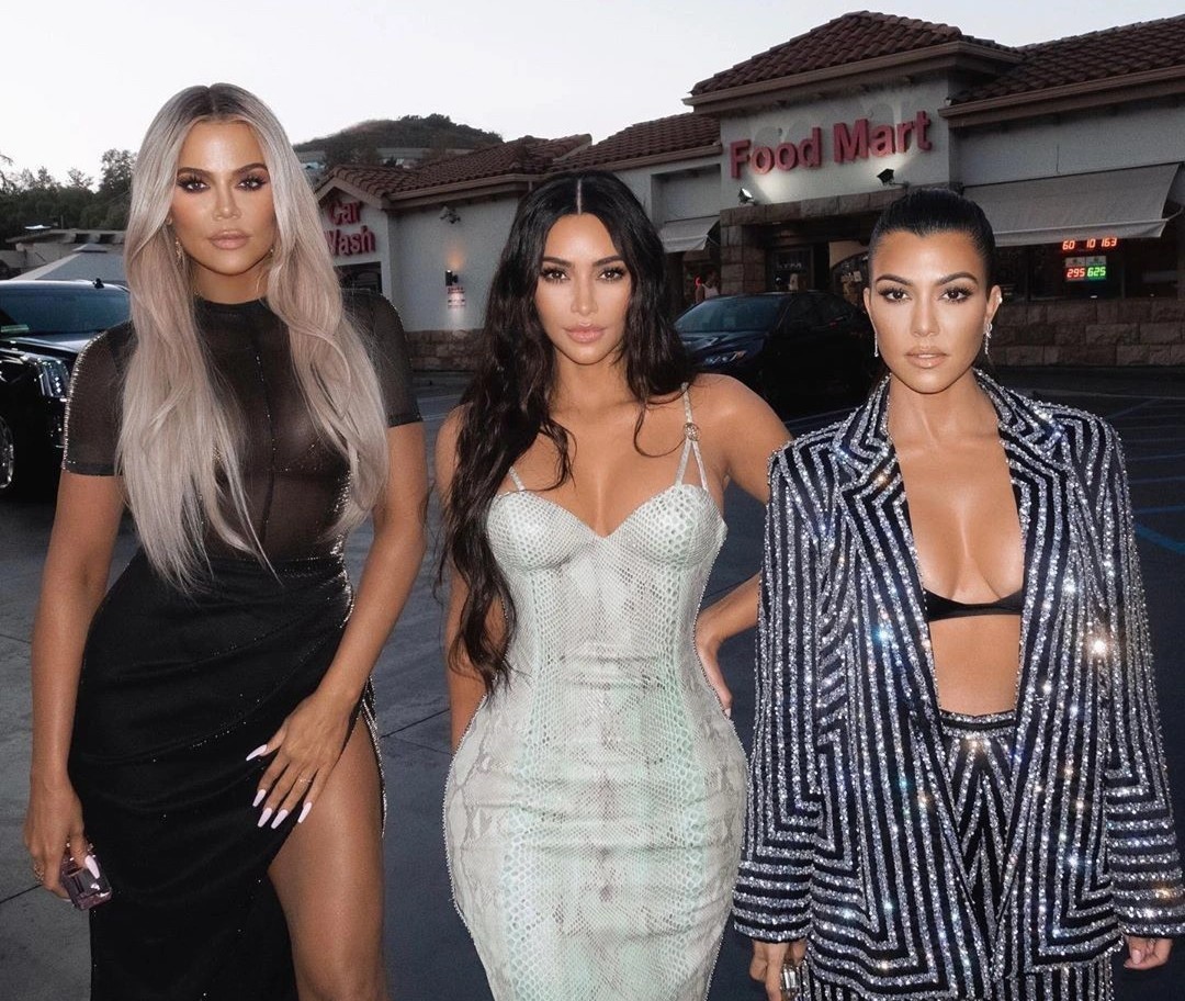 Kourtney, Kim và Khloe Kardashian: Khi Keep Up with the Kardashians phát sóng lần đầu tiên vào năm 2007, chỉ có Kim là cái tên được công chúng biết tới từ trước. Sau thành công của show, cả Kourtney và Khloé cũng trở thành những cái tên ăn khách, nổi tiếng, kiếm hàng triệu USD nhờ ra mắt chương trình, dòng thời trang, tựa game riêng. Cả ba  chị em nổi tiếng đều có chung phong cách, từ làn da bánh mật đến style trang điểm tương đồng và gu thời trang.