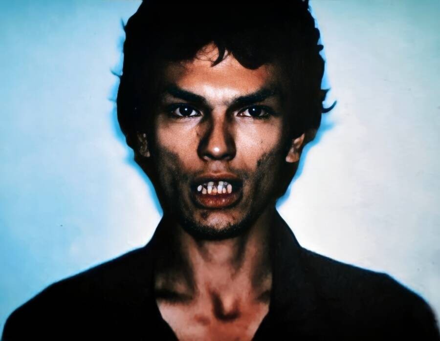  Kẻ sát nhân hàng loạt Richard Ramirez còn được biết đến với biệt danh "kẻ đột nhập ở Thung lũng" hay "Kẻ bám đuôi trong đêm". Trong thời gian từ năm 1984 - 1985, gã giết ít nhất 13 người ở California, Mỹ. Ngoài ra, gã còn gây ra nhiều tấn công tình dục, trộm cắp ở các vùng lân cận.