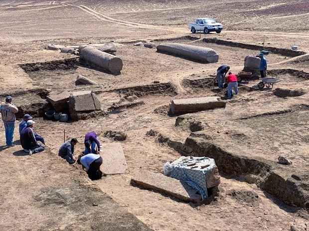 Trong cuộc khai quật tại di chỉ khảo cổ Tell el-Farama thuộc Bắc Sinai, Ai Cập, các chuyên gia phát hiện các cột và khố đá granit màu hồng. Những tàn tích này thuộc về  đền thờ thần Zeus.