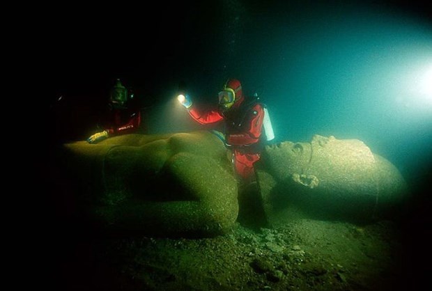 Thonis-Heracleion là một trong những  thành phố "ngủ vùi" dưới nước nổi tiếng thế giới. Nơi này được phát hiện trong một cuộc khảo cổ ở vịnh Aboukir, vùng bờ biển phía bắc Ai Cập năm 2000.