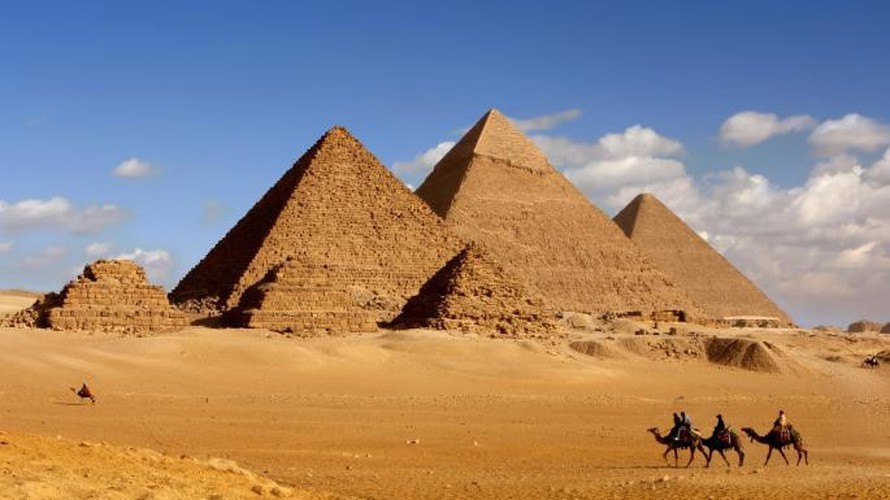 Tọa lạc trên cao nguyên Giza, Ai Cập,  Đại kim tự tháp Giza là công trình duy nhất trong 7 kỳ quan thế giới cổ đại tồn tại đến ngày nay. Theo đó, công trình nổi tiếng này gắn liền với nhiều bí ẩn khó giải.