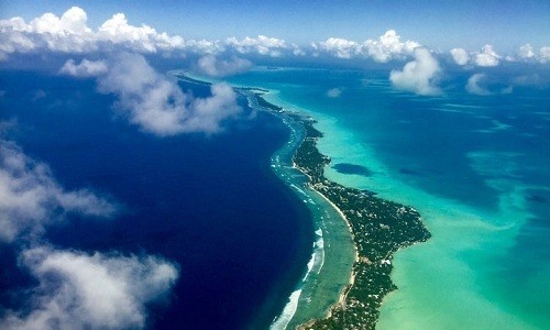 Theo World Atlas, Kiribati (tên chính thức Cộng hòa Kiribati) là  quốc gia duy nhất có lãnh thổ nằm trên 4 bán cầu (Đông, Tây, Nam, Bắc) của Trái Đất.