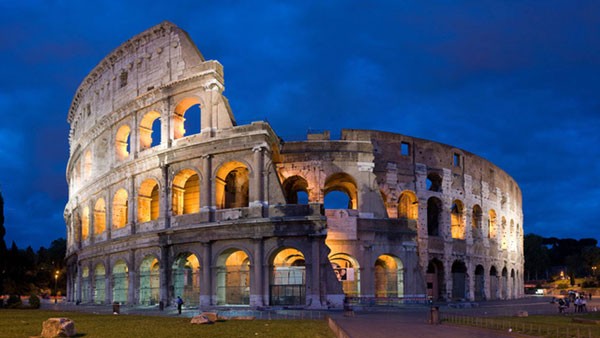 Nằm ở Rome, Italy,  Đấu trường La Mã (hay còn gọi là Colosseum) là một trong những công trình cổ xưa nổi tiếng nhất thế giới. Kiến trúc kỳ vĩ này được xây dựng vào năm 72 sau Công nguyên dưới thời Hoàng đế Vespasian.