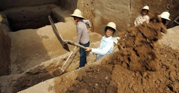 Vào năm 1965, các nhà khảo cổ Trung Quốc phát hiện một  ngôi mộ cổ ở Nam Kinh, Giang Tô, Trung Quốc. Sau khi thực hiện các kiểm tra, họ xác định ngôi mộ có từ thời Đông Tấn.