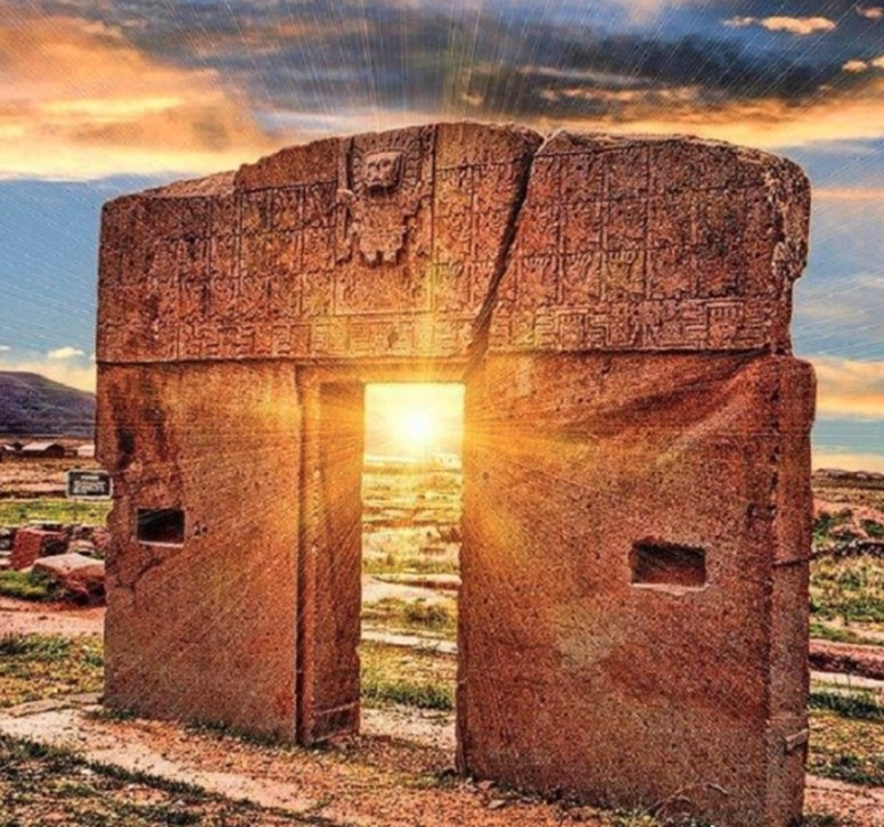 Cổng Mặt trời nằm ở Tiwanaku, Bolivia là nơi gắn liền với một bí ẩn lớn của nhân loại. Một số nhà khảo cổ tin rằng,  công trình nổi tiếng này từng là trung tâm của một đế chế khổng lồ tồn tại vào thiên niên kỷ đầu tiên sau Công nguyên.