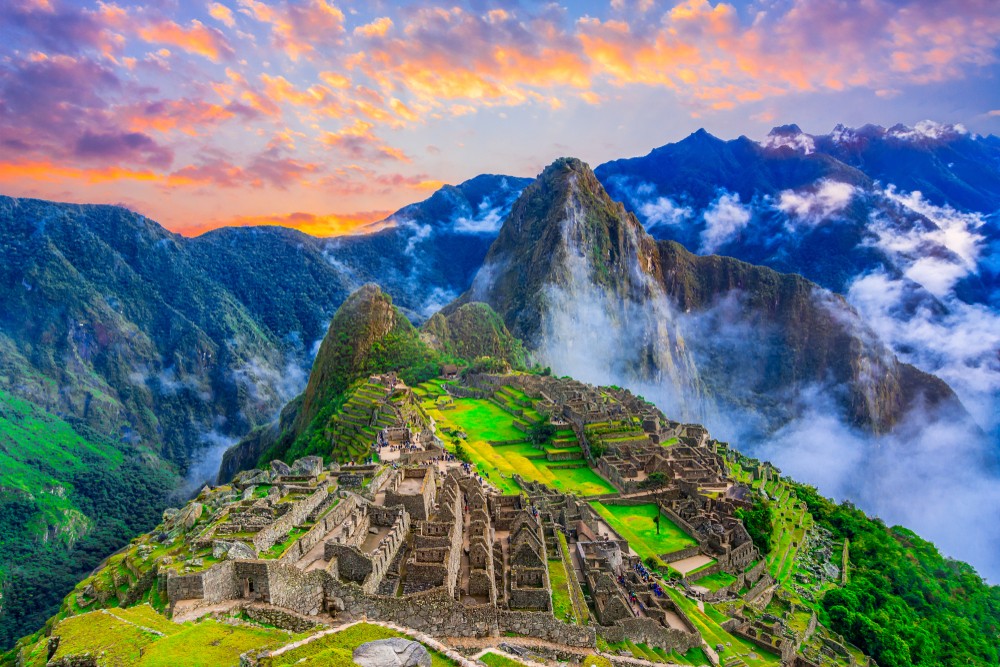  Thánh địa Machu Picchu nằm trên đỉnh một ngọn núi cao 2.430m trong thung lũng Urubamba ở Peru, cách thành phố Cusco khoảng 80 km về phía Tây Bắc. Đây là một trong những trung tâm khảo cổ quan trọng nhất tại Nam Mỹ.