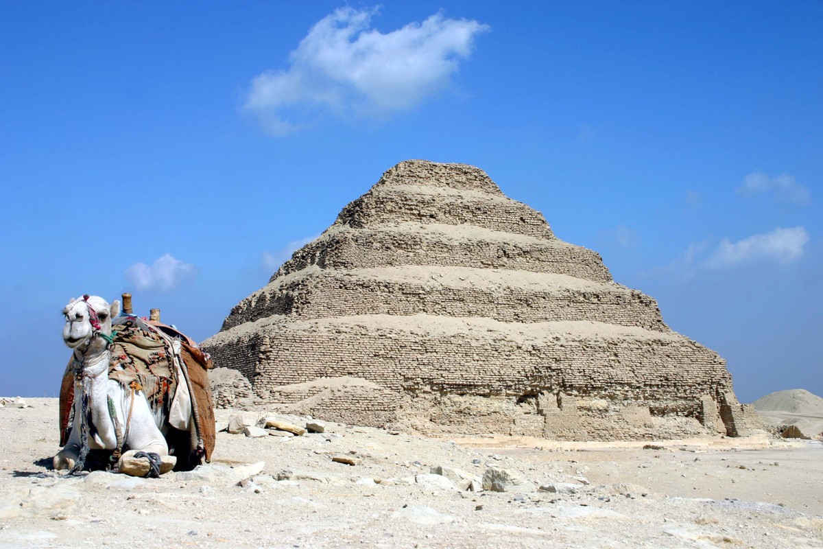 Tọa lạc tại Saqqara, phía nam thủ đô Cairo, kim tự tháp bậc thang Djoser được biết đến là kim tự tháp lâu đời nhất thế giới và là  kim tự tháp đầu tiên được xây dựng ở Ai Cập thời cổ đại.