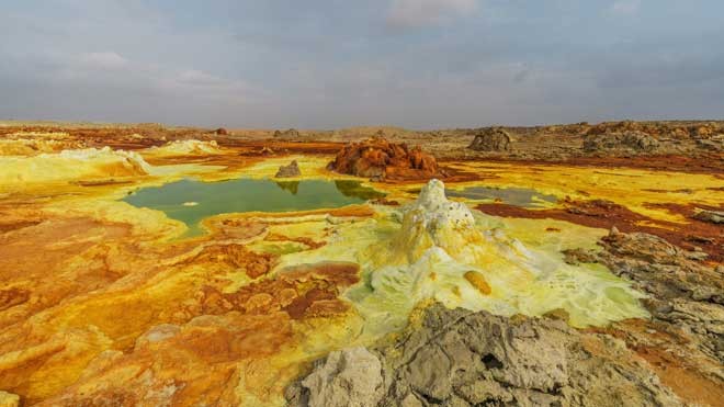 Dallol là một ngọn núi lửa có hình nón nằm trong vùng suy thoái Danakil, phía đông bắc dãy Erta Ale ở Ethiopia, châu Phi.  Vùng đất mệnh danh "Hỏa Diệm Sơn" có thật trên Trái đất này được hình thành do sự xâm nhập của magma bazan vào các mỏ muối Miocene và hoạt động thủy nhiệt.