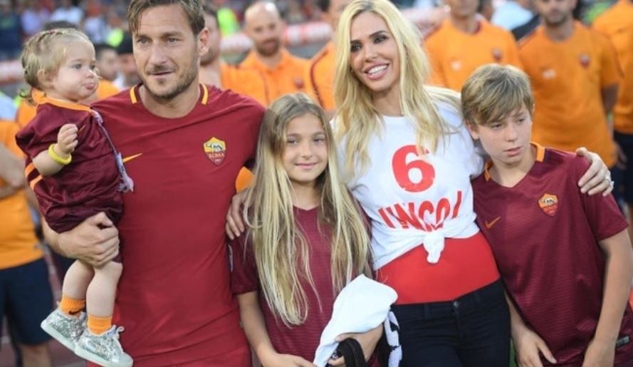 Hồi đầu tháng 7, kênh truyền hình Dagospia (Italy) đưa tin  cựu danh thủ Francesco Totti và vợ Ilary Blasi đã chấm dứt mối quan hệ. Lý do cặp đôi ly hôn sau 17 năm được cho là bởi sự xuất hiện của người thứ ba.