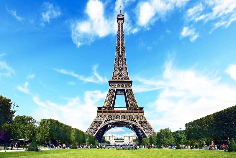 Tháp Eiffel ở thủ đô Paris, Pháp là  công trình mang tính biểu tượng nổi tiếng thế giới. Nơi đây đón khách tham quan từ năm 1889. Từ đó đến nay, hàng triệu du khách khi ghé thăm thủ đô Paris hoa lệ thường không thể bỏ qua tháp Eiffel.