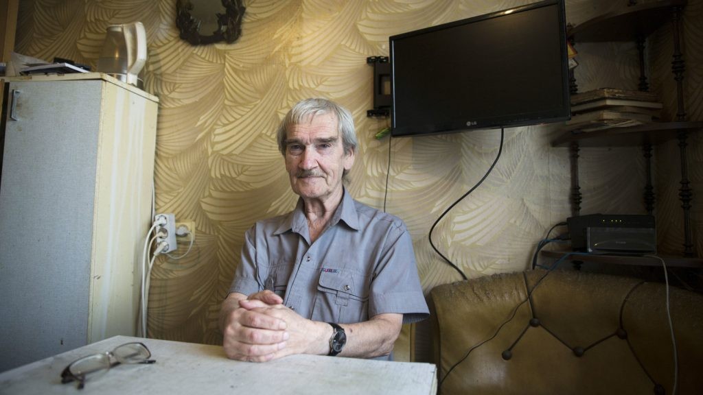  Sĩ quan Liên Xô Stanislav Petrov được ca ngợi là người hùng đã cứu thế giới vào năm 1983. Nhiều chuyên gia nhận định, nếu không nhờ có quyết định chính xác của ông, thế giới có thể xảy ra Thế chiến 3 khốc liệt khi vũ khí hạt nhân được sử dụng.