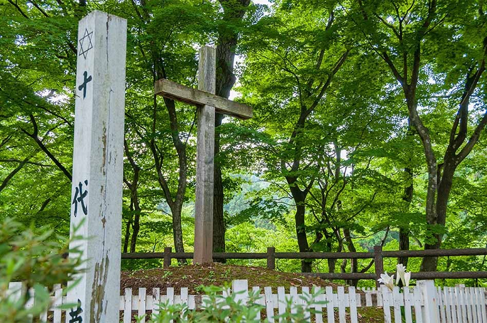 Nằm ở huyện Sannohe phía nam Aomori vùng Tohoku, Nhật Bản, làng Shingo có diện tích 150.85 km2. Bên cạnh những khu nghỉ dưỡng suối nước nóng hoạt động quanh năm và nhiều đặc sản địa phương, ngôi làng này còn hấp dẫn du khách trong và ngoài nước bởi nơi đây có ngôi  mộ Chúa Jesus.