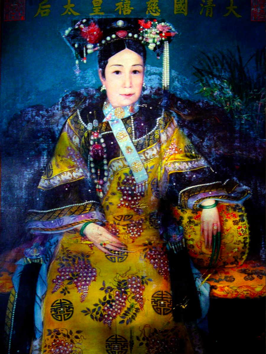  Từ Hi Thái hậu (1835 - 1908) được biết đến là một trong những người phụ nữ quyền lực, có đời sống xa hoa bậc nhất của nhà Thanh. Bà là phi tần của Thanh Văn Tông Hàm Phong Đế và là mẹ đẻ của Đồng Trị Hoàng đế.