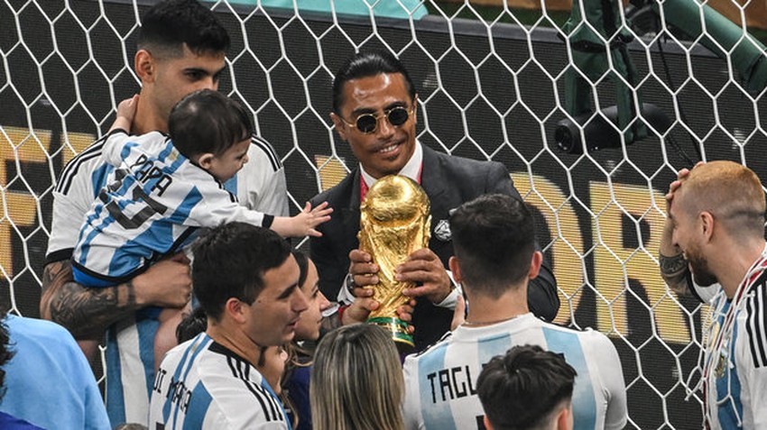 "Thánh rắc muối" Salt Bae chụp ảnh với  cúp vàng World Cup cứ như thuyền trưởng Scaloni của Argentina vậy. Ảnh: S.E.