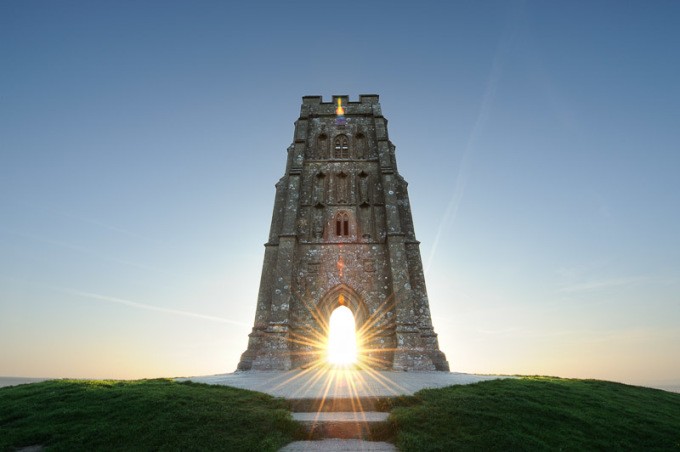 Đồi Glastonbury Tor, Somerset, Anh được nhiều người biết đến với truyền thuyết cho rằng đây là một  cánh cổng dẫn tới thế giới khác. Trên ngọn đồi này không có cây cối hay nhà dân. Nơi đây chỉ có duy nhất tòa tháp thuộc nhà thờ Thánh Michael được xây dựng từ thời Trung cổ.