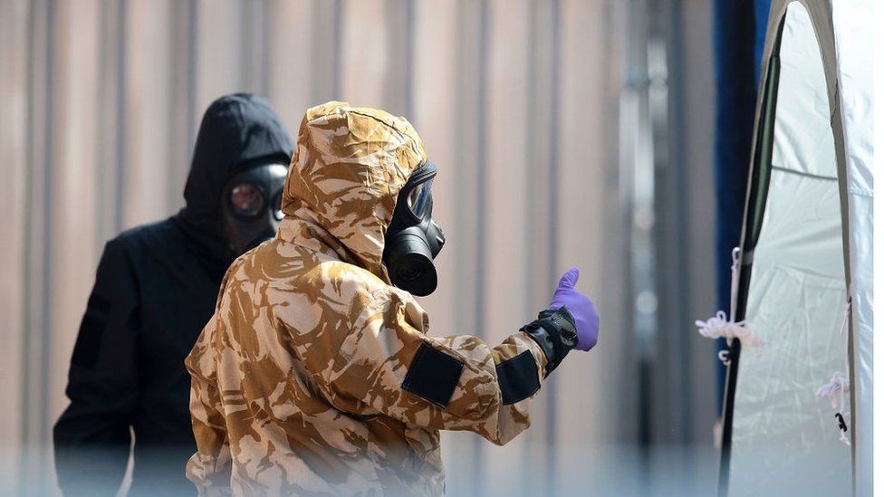 Theo các chuyên gia,  chất độc thần kinh Novichok đã được các nhà khoa học Liên Xô nghiên cứu và phát triển vào những năm 1970. Sự tồn tại của Novichok được ông Vil Mirzayanov - nhà khoa học thuộc Viện Nghiên cứu hóa hữu cơ và công nghệ của Nga công bố vào năm 1991.