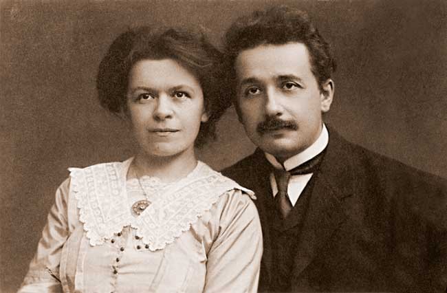 Là một trong những nhà khoa học vĩ đại nhất lịch sử nhân loại,  thiên tài Albert Einstein trải qua 2 cuộc hôn nhân với Mileva Maric và Elsa Einstein. Nhà bác học vĩ đại này có 3 người còn với vợ đầu là Mileva. Con gái đầu của Einstein với Mileva là Lieserl sinh năm 1902. Theo tạp chí Discover Magazine, trong suốt một thời gian dài, thế giới không hề biết đến sự tồn tại của Lieserl do cô bé chào đời 1 năm trước khi Einstein kết hôn với Mileva.