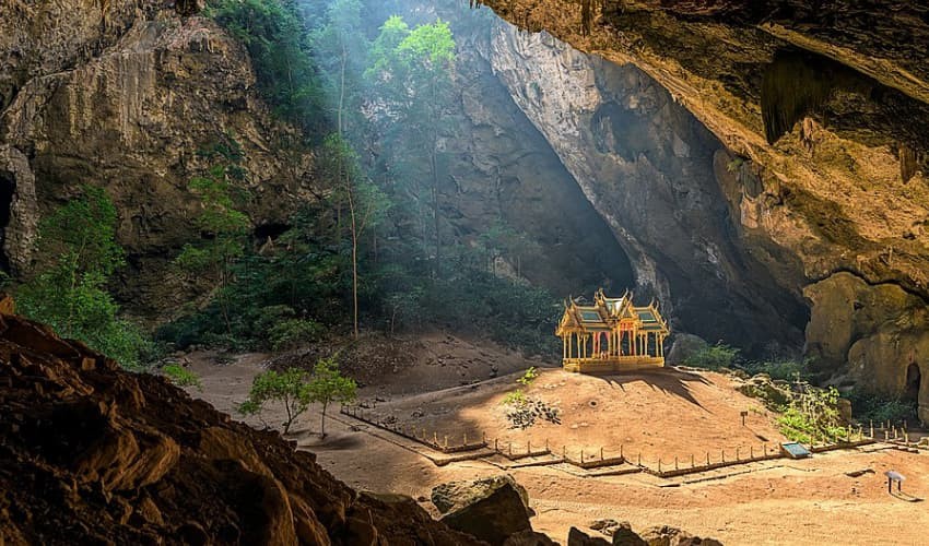 Hang Phraya Nakhon nằm trong Vườn quốc gia Khao Sam Roi Yot, thuộc tỉnh Prachuap Khiri Khan, Thái Lan là một trong những  địa điểm gây tò mò nhất ở châu Á. Theo các nhà nghiên cứu, hang được phát hiện vào khoảng 200 năm trước. Khi ấy, một người dân địa phương đi lạc tới hang Phraya Nakhon sau khi phải bỏ lại thuyền và dạt vào bờ biển vì bão lớn.