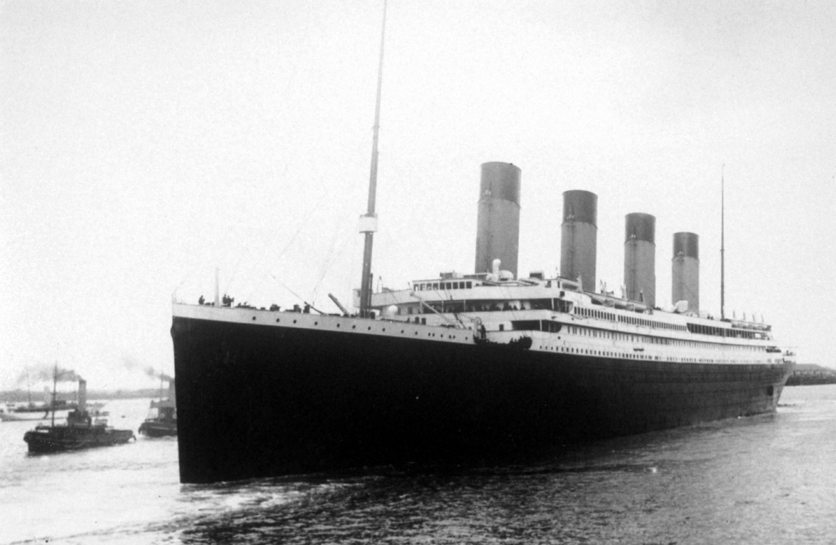 Vào rạng sáng ngày 15/4/1912, tàu Titanic đâm vào tảng băng trôi và chìm xuống Đại Tây Dương ngay trong chuyến hải hành đầu tiên. Thảm kịch đắm tàu kinh hoàng này đã cướp đi sinh mạng của hơn 1.500 người. Chỉ có khoảng 700 người sống sót. Trong số những người thiệt mạng có t huyền trưởng tàu Titanic Edward Smith.