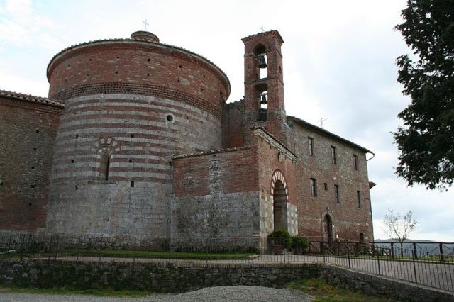 Tu viện Montesiepi ở Tuscany, Italy là một điểm đến nổi tiếng thế giới được nhiều người biết đến. Nơi đây có một "báu vật" thu hút du khách cũng như các nhà khoa học là " thanh gươm trong đá" được bảo quản trong một nhà nguyện nhỏ.