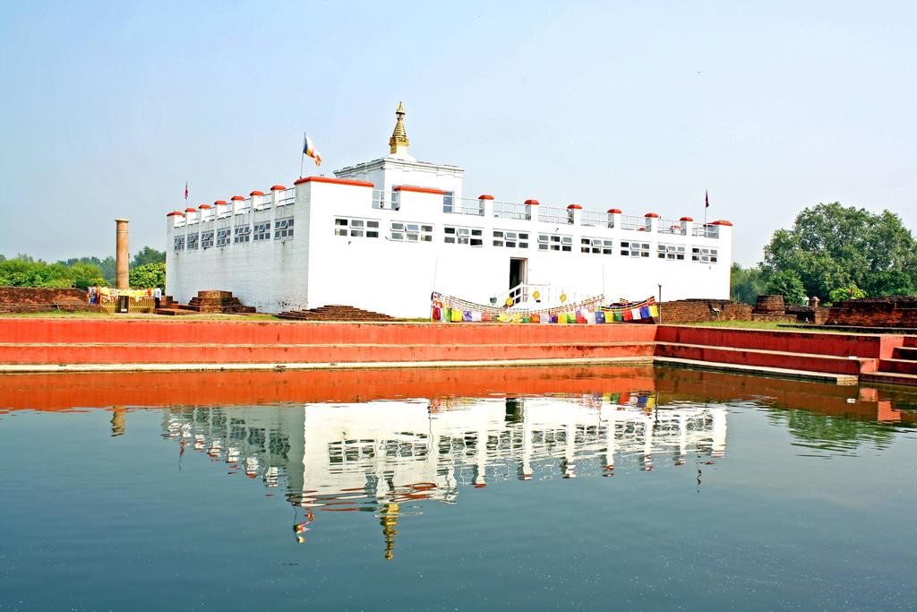 Nằm dưới chân dãy núi Himalaya, phía tây nam Nepal, giáp biên giới Ấn Độ, Vườn Lumbini (Lâm Tỳ Ni) là nơi Đức Phật đản sinh. Theo đó, đây là một trong những  địa điểm linh thiêng của Phật giáo. Vào năm 1896, các nhà khảo cổ phát hiện trụ đá của vua Mauryan Asoka (vua A Dục), có nguồn gốc từ năm 249 trước Công nguyên. Trên trụ đá có ghi sắc lệnh nói về việc đây là nơi hoàng hậu Maya Devi hạ sinh thái tử Siddhartha Gautama (thái tử Tất Đạt Đa) năm 623 trước Công nguyên.