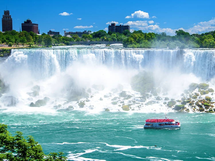  Thác Niagara là thác nước vĩ đại nhất ở Bắc Mỹ cả về chiều rộng và thể tích. Thác nước này là đường biên giới tự nhiên giữa Mỹ và Canada. Theo đó, thác thác Niagara bao gồm: thác Horseshoe (hay Thác Canada), thác Mỹ và thác Bridal Veil.