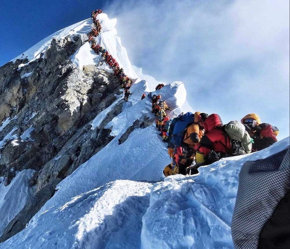  Đỉnh Everest cao gần 9.000m so với mực nước biển. Nhiều nhà leo núi đã thử thách bản thân để chạm tới nóc nhà thế giới. Tuy nhiên, không ai phải cũng đủ sức khỏe, khả năng hoặc may mắn để chinh phục thành công đỉnh Everest.