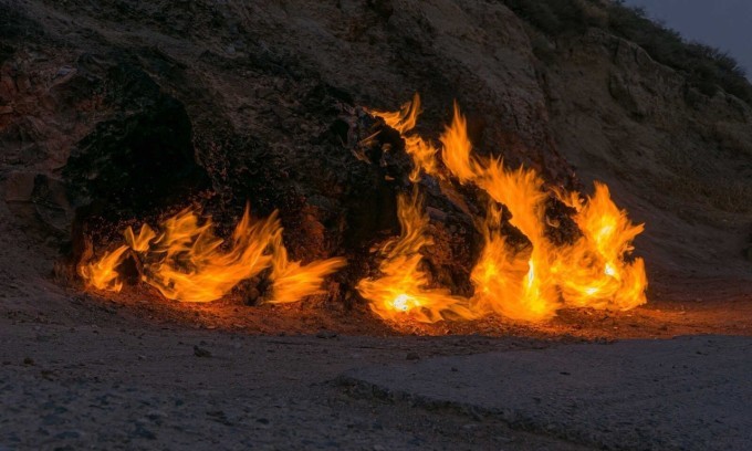 Là một quốc gia nhỏ nằm giữa Đông Âu và Trung Á, Azerbaijan hấp dẫn giới chuyên gia cũng như công chúng khi tồn tại một  ngọn lửa cháy ngàn năm không tắt.