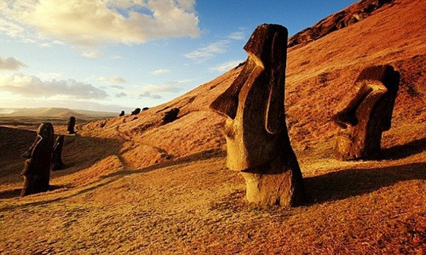  Đảo Phục sinh (Easter Island) nằm ở ngoài khơi phía Đông Nam Thái Bình Dương, thuộc lãnh thổ Chile. Vào năm 1995, hòn đảo có diện tích khoảng 165 km2 được UNESCO công nhận là Di sản thế giới.