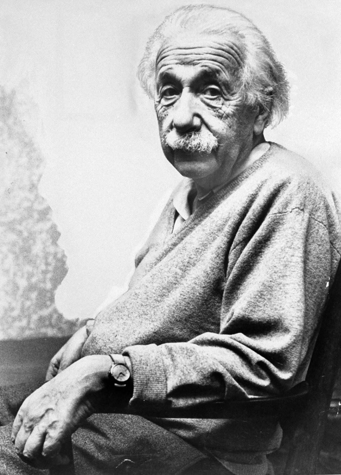  Thiên tài Einstein (1879 - 1955) là một nhà khoa học vĩ đại, được nhiều người biết đến với thuyết tương đối. Vào năm 1921, Albert Einstein nhận giải Nobel Vật lý vì những giải thích về hiện tượng điện quang và các đóng góp cho vật lý. Trong ảnh là nhà vật lý Einstein ngồi thư giãn trên chiếc ghế trong ngôi nhà ở Princeton, New Jersey, Mỹ ngày 14/3/1953.