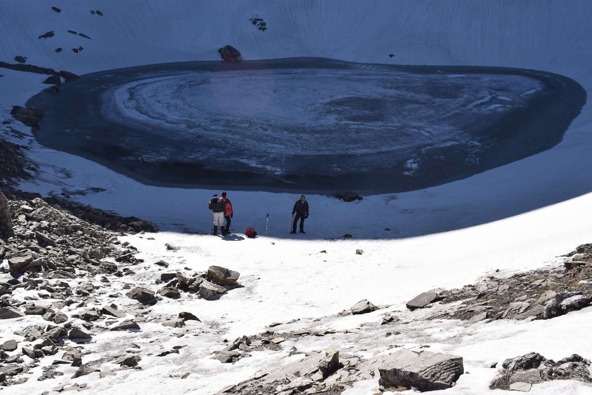 " Hồ xương người" Roopkund nằm ở độ cao khoảng 5.029m so với mực nước biển, thuộc dãy núi Himalaya, địa phận Ấn Độ. Từ cuối thế kỷ 19, một số báo cáo của người dân về việc nhìn thấy những bộ xương người dưới đáy hồ Roopkund khi nước hồ khô cạn.