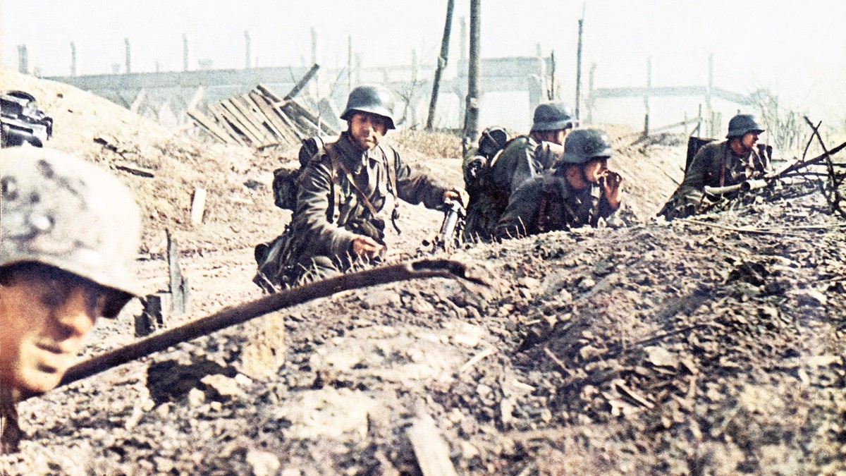 Trận chiến Stalingrad (1942 - 1943) là một trong những  trận chiến đẫm máu trong thế kỷ 20. Đây là cuộc chiến cam go, ác liệt giữa Liên Xô với phát xít Đức tại thành phố Stalingrad của xứ sở bạch dương.