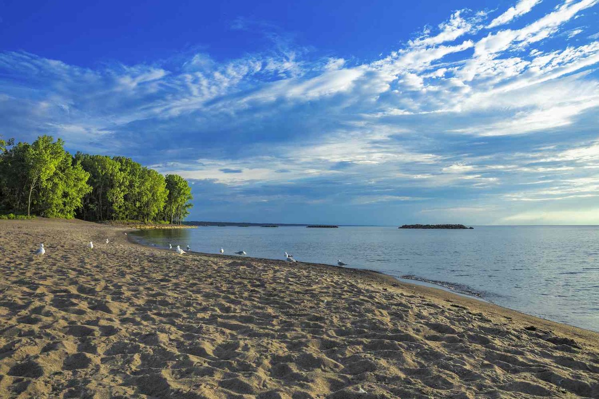 Erie -  hồ nước khét tiếng hơn cả "tam giác quỷ" Bermuda - Erie bao phủ khu vực từ phía tây New York tới phía bắc bang Ohio và phía nam bang Michigan, Mỹ. Đây là một trong những tuyến đường thủy nội địa quan trọng ở khu vực Bắc Mỹ nên có nhiều tàu thuyền qua lại.