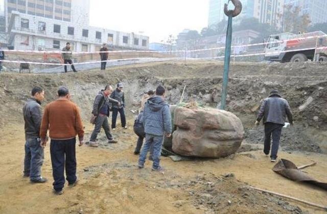 Trong quá trình đào đất, xây móng nhà cho một tòa nhà viễn thông ở thành phố Thành Đô, tỉnh Tứ Xuyên, Trung Quốc, một nhóm công nhân vô tình đào được một  tảng đá 8 tấn. Sau khi làm sạch đất bám trên tảng đá, họ nhận thấy có những hoa văn chạm khắc trông khá cổ.