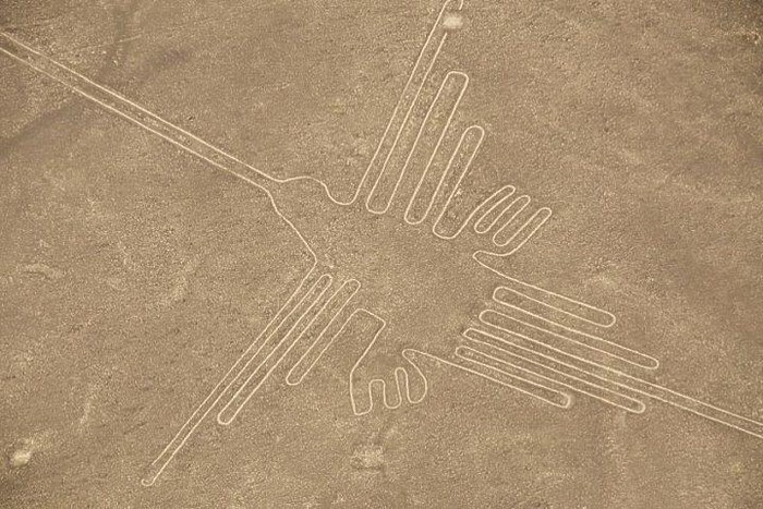 Những đường kẻ Nazca trên sa mạc Nazca ở Peru là một trong những  bí ẩn lịch sử nổi tiếng thế giới. Được phát hiện lần đầu tiên từ trên không vào năm 1939, khoảng 700 hình vẽ trải dài trên diện tích khoảng 500 km2.