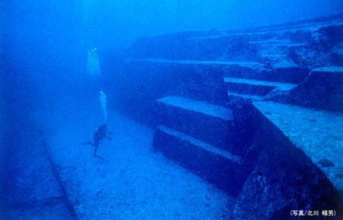 Quần thể kiến trúc Yonaguni được phát hiện ngoài khơi quần đảo Ryukyu, Nhật Bản năm 1985 là một trong những  công trình bí ẩn lớn của nhân loại. Theo các chuyên gia, ở trung tâm của kiến trúc này là 1 kim tự tháp cao 27m, bao quanh là 10 cấu trúc nhỏ hơn.