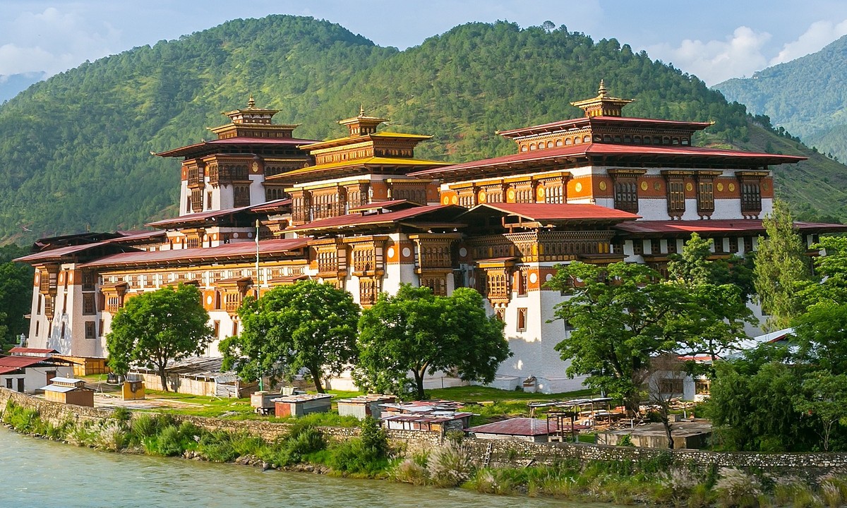 Bhutan không giáp biển ở Nam Á và nằm phía đông dãy Himalaya. Quốc gia này còn được biết đến với biệt danh Druk Yul (nghĩa là " vùng đất Rồng Sấm").