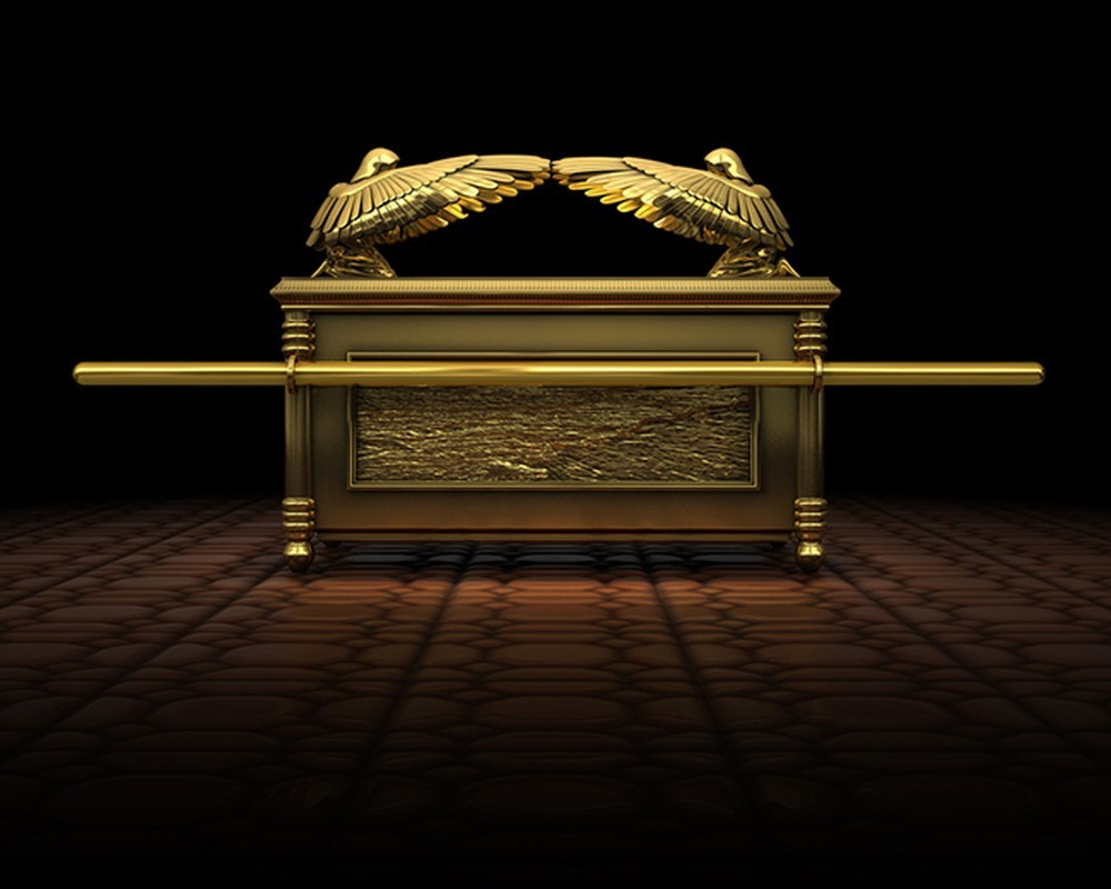 Trong Kinh Thánh,  hòm giao ước (Ark of the Covenant) được xem là báu vật linh thiêng nhất của người Do Thái. Chiếc rương mạ vàng này được người Israel tạo ra cách đây khoảng 3.000 năm.