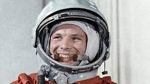 Vào ngày 12/4/1961, nhà du hành vũ trụ người Nga Yuri Gagarin xác lập kỷ lục khi trở thành  người đầu tiên bay vào không gian, đánh dấu kỷ nguyên chinh phục vũ trụ của nhân loại.