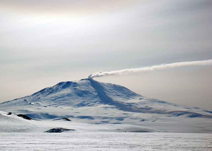 Núi lửa Erebus (Antarctica) là một  ngọn núi lửa đang hoạt động ở Nam Cực, nằm bên bờ biển phía đông của đảo Ross với độ cao 3.794m trên mực nước biển 