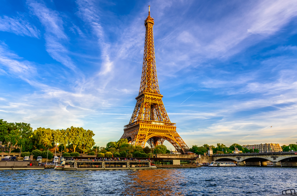 Tháp Eiffel ở Paris là  công trình nổi tiếng mang tính biểu tượng của Pháp. Mỗi năm, hàng triệu du khách ghé thăm, chiêm ngưỡng vẻ đẹp của tháp Eiffel.