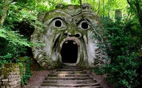  Khu vườn quái vật Bomarzo nằm gần đáy thung lũng ở tỉnh Viterbo, Lazio, Italy. Nhà quý tộc Francesco Orsini hay còn gọi Vicino (1528 - 1588) tạo ra khu vườn này để tưởng nhớ người vợ sau khi bà qua đời.