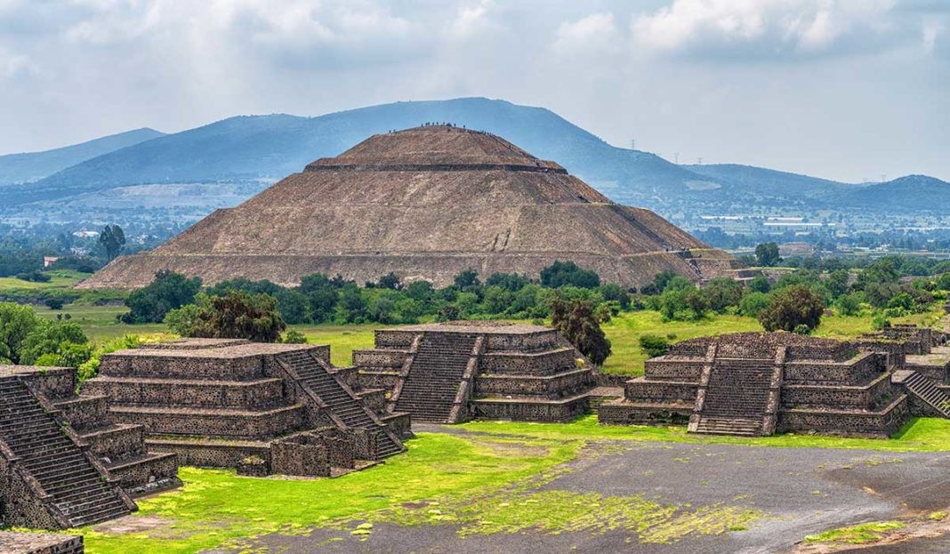 Teotihuacan -  thành phố của những vị thần - nằm cách thủ đô Mexico City 40 km về phía Đông Bắc. Nơi đây có vai trò, ý nghĩa đặc biệt quan trọng trong gần 1.000 năm. Teotihuacan khi ấy đã phát triển mạnh mẽ như một trong những xã hội đô thị đầu tiên ở châu Mỹ.