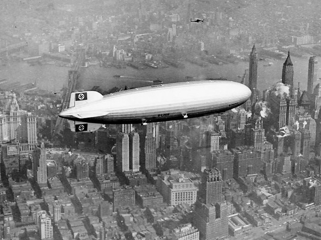  Khinh khí cầu Hindenburg từng là niềm tự hào của Đức. Đây là khinh khí cầu thương mại lớn nhất, tân tiến nhất thời đó. Với chiều dài 245m, đường kính 41,2 m, khinh khí cầu Hindenburg có kích thước lớn gấp hơn 3 lần máy bay Boeing 747 và có thể đạt vận tốc tối đa 135 km/h.