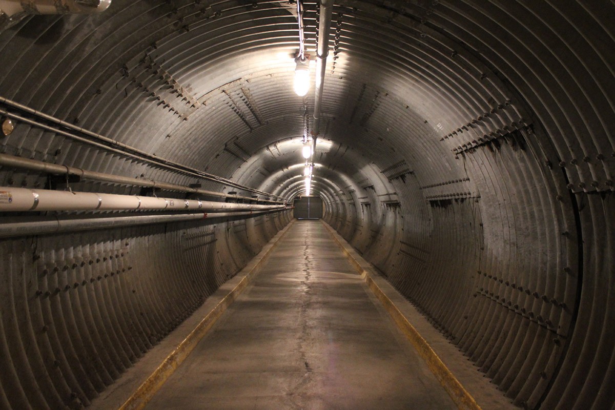 Nằm sâu dưới lòng đất ở phía tây thủ đô Ottawa, Canada là một  hầm trú ẩn bom hạt nhân Diefenbunker từ thời Chiến tranh lạnh có diện tích hơn 9.300 m2. Công trình ngầm này được thiết kế, xây dựng để làm nơi trú ẩn an toàn cho giới lãnh đạo trong trường hợp xảy ra cuộc tấn công bằng vũ khí hạt nhân.