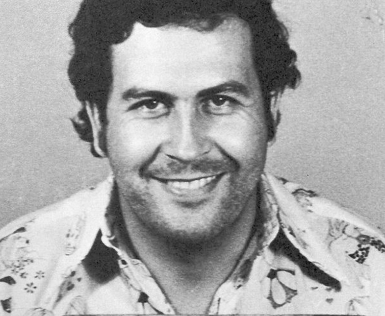 Pablo Escobar (1949 - 1993) là một trong những tên tội phạm ma túy khét tiếng và giàu nhất thế giới. Được mệnh danh là " ông hoàng cocaine", y bắt đầu buôn lậu cocaine từ giữa những năm 1970. Trước đó, gã thực hiện nhiều hành vi phạm pháp như bán thuốc lá lậu và vé số giả, trộm ôtô, bắt cóc tống tiền...