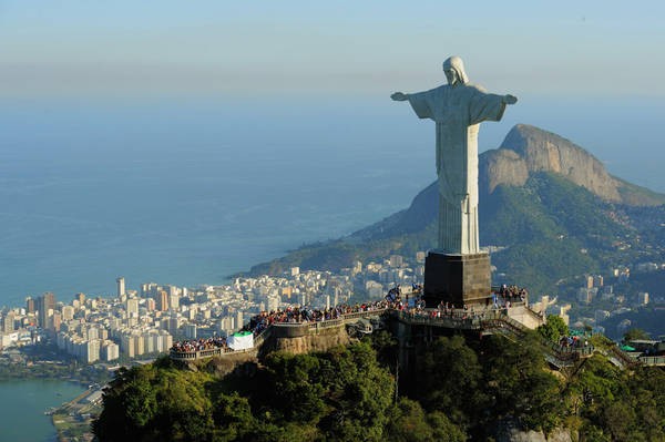 Tượng Chúa Cứu Thế ở thành phố Rio de Janeiro, Brazil là những  bức tượng Chúa nổi tiếng nhất hành tinh. Đây là bức tượng theo phong cách art deco lớn nhất thế giới.